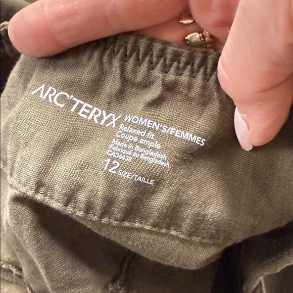 Arc'teryx Olive Green Light Weight Relaxed Fit Full Length Hiking Outdoor Pant - Picture 3 of 9